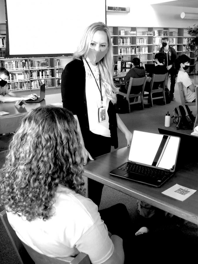 Media Specialist Kelly Zack introduces students to the Media Center offerings during a sophomore orientation. Photo by Elena Cantu.