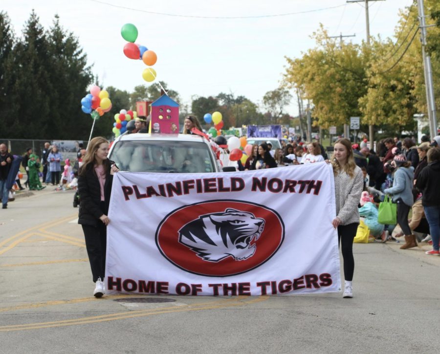 Students display the North banner to introduce the Tigers’ 2022 homecoming court. 