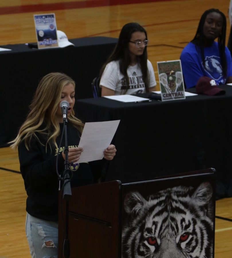 Maggie Hamilton signs Division 3 Loras College